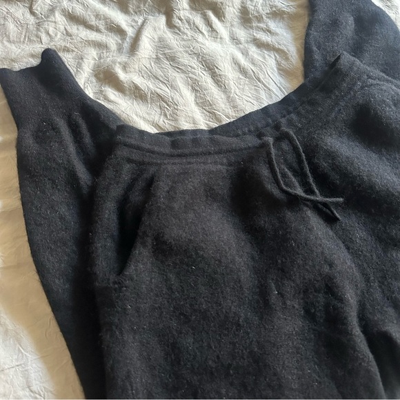 Naadam Off-Duty Cashmere Jogger in Black Small - Picture 8 of 16